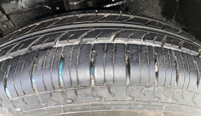 2015 Maruti Swift VXI, Petrol, Manual, 51,765 km, Left Front Tyre Tread