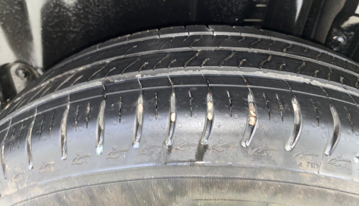 2015 Maruti Swift VXI, Petrol, Manual, 51,765 km, Left Rear Tyre Tread
