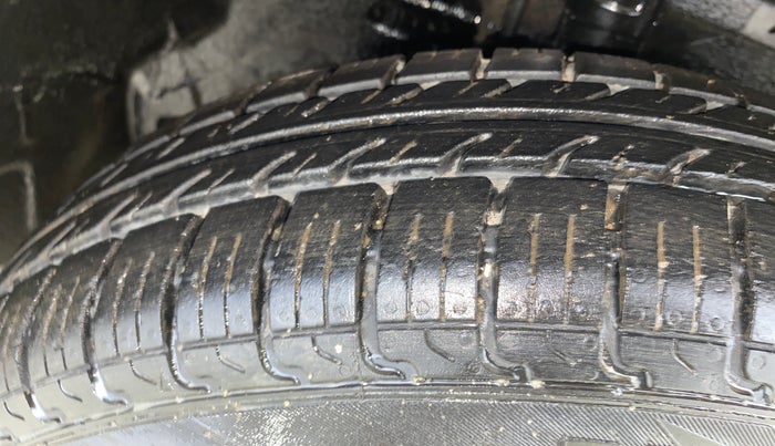 2015 Maruti Swift VXI, Petrol, Manual, 51,765 km, Right Front Tyre Tread