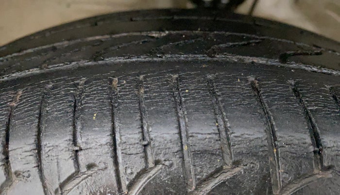 2014 Maruti Wagon R 1.0 LXI CNG, CNG, Manual, 90,534 km, Left Front Tyre Tread