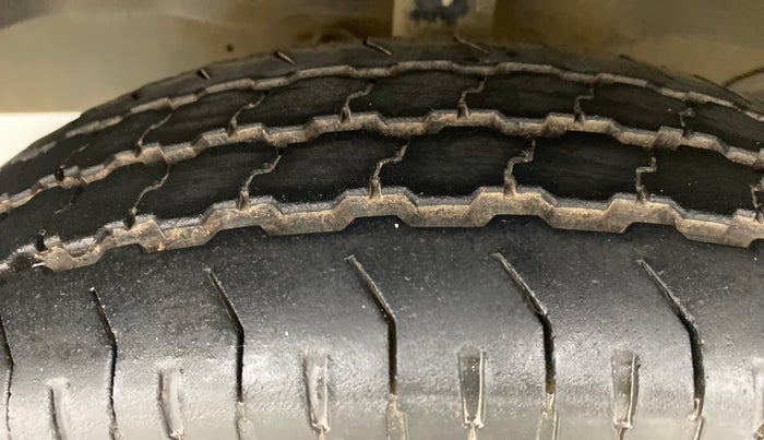 2011 Maruti Eeco 7 STR, Petrol, Manual, 74,616 km, Left Front Tyre Tread