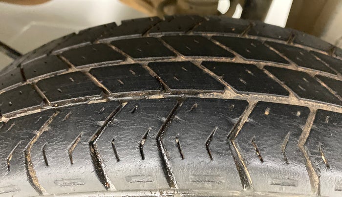 2011 Maruti Eeco 7 STR, Petrol, Manual, 74,616 km, Left Rear Tyre Tread