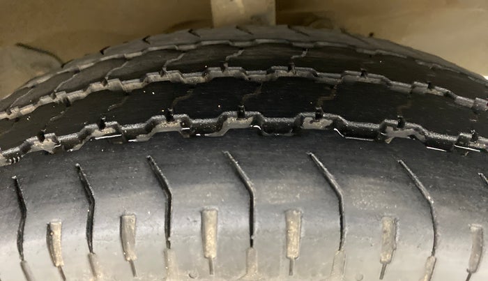 2011 Maruti Eeco 7 STR, Petrol, Manual, 74,616 km, Right Front Tyre Tread