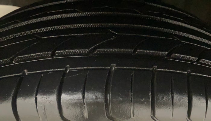 2012 Toyota Etios Liva G, Petrol, Manual, 96,531 km, Left Front Tyre Tread