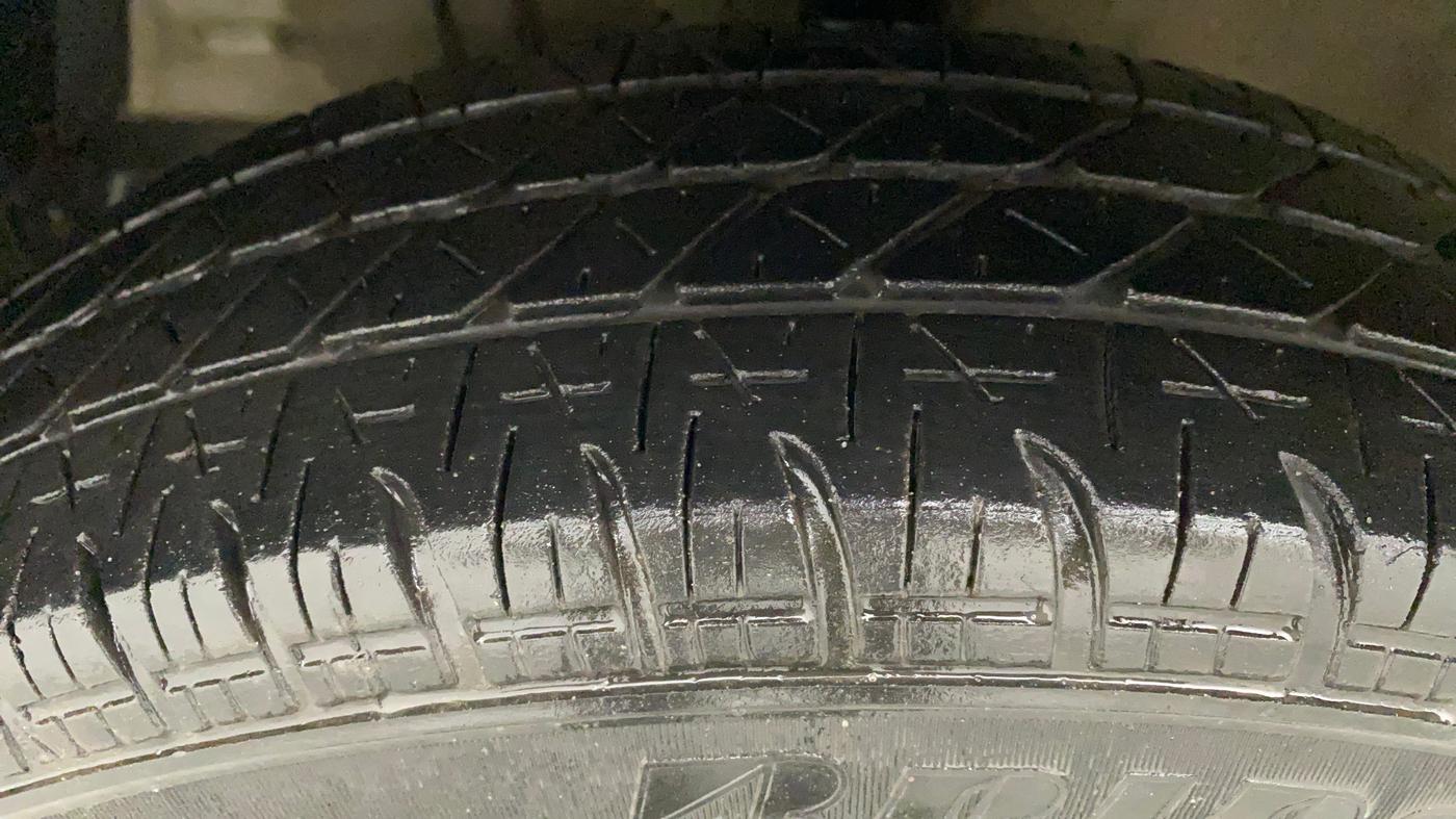 2015 Maruti Swift Dzire VXI, Petrol, Manual, 85,929 km, Left Front Tyre Tread
