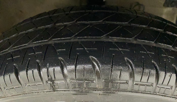 2015 Maruti Swift Dzire VXI, Petrol, Manual, 85,929 km, Right Front Tyre Tread