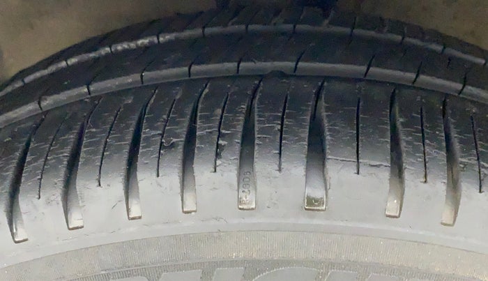 2011 Hyundai i20 MAGNA (O) 1.2, Petrol, Manual, 72,982 km, Left Front Tyre Tread