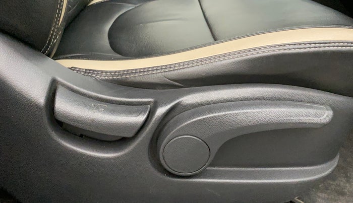 2016 Hyundai Creta SX 1.6 DIESEL, Diesel, Manual, 1,03,190 km, Driver Side Adjustment Panel