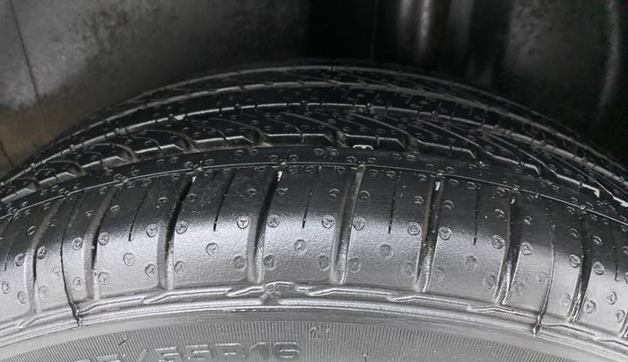 2018 Volkswagen Ameo HIGHLINE1.2L PLUS 16 ALLOY, Petrol, Manual, 42,787 km, Left Rear Tyre Tread