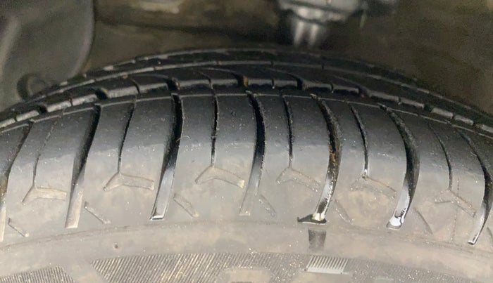 2014 Hyundai Grand i10 SPORTZ AT 1.2 KAPPA VTVT, Petrol, Automatic, 1,12,842 km, Left Front Tyre Tread