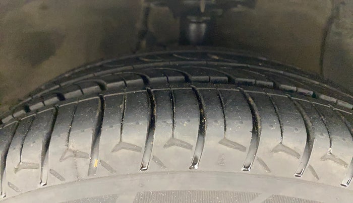 2014 Hyundai Grand i10 SPORTZ AT 1.2 KAPPA VTVT, Petrol, Automatic, 1,12,842 km, Right Front Tyre Tread