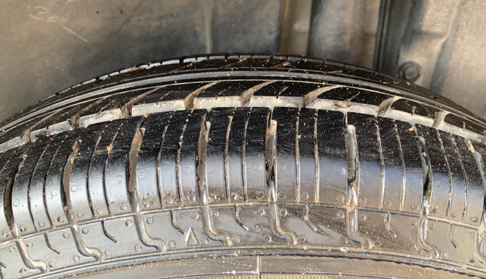 2016 Maruti Swift VXI, Petrol, Manual, 98,587 km, Left Rear Tyre Tread