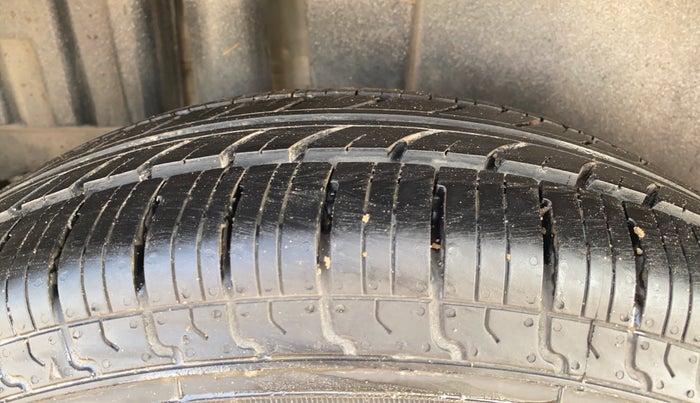 2016 Maruti Swift VXI, Petrol, Manual, 98,587 km, Right Rear Tyre Tread