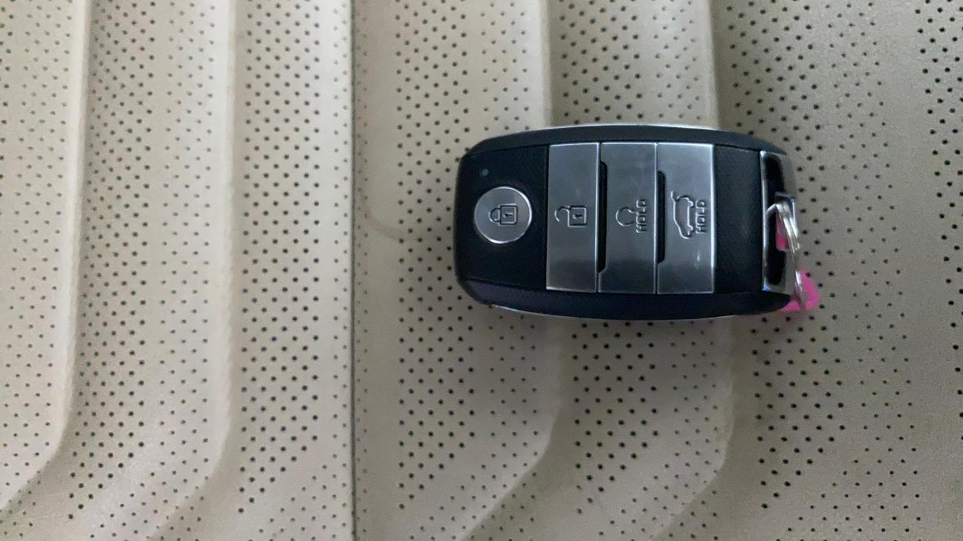 2023 KIA CARENS LUXURY PLUS 1.5 PETROL DCT 7 STR, Petrol, Automatic, 37,058 km, Key Close Up
