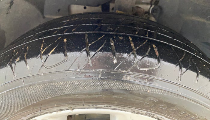 2020 Ford Ecosport TITANIUM 1.5L DIESEL, Diesel, Manual, 1,07,733 km, Left Front Tyre Tread