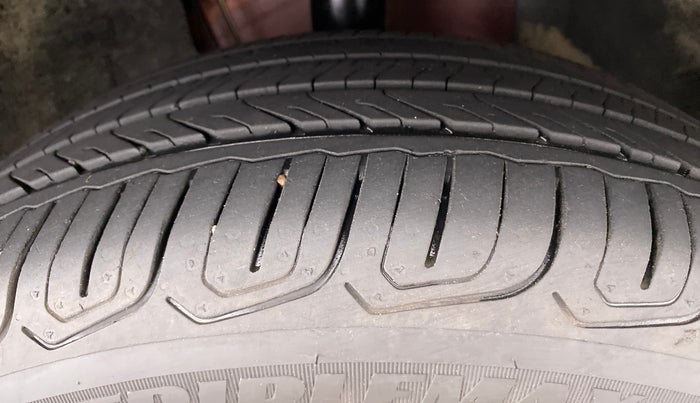 2022 Volkswagen TAIGUN TOPLINE  1.0 TSI AT, Petrol, Automatic, 8,456 km, Right Front Tyre Tread