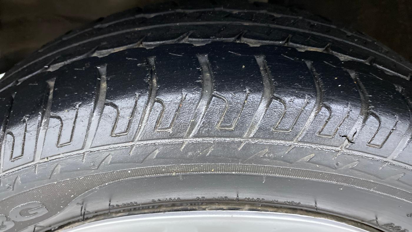 2017 Maruti Wagon R 1.0 VXI, Petrol, Manual, 27,302 km, Left Front Tyre Tread