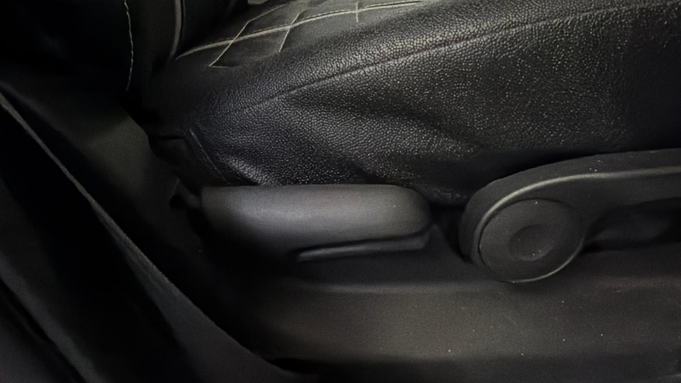 2022 Maruti Vitara Brezza ZXI PLUS, Petrol, Manual, 1,02,086 km, Driver Side Adjustment Panel