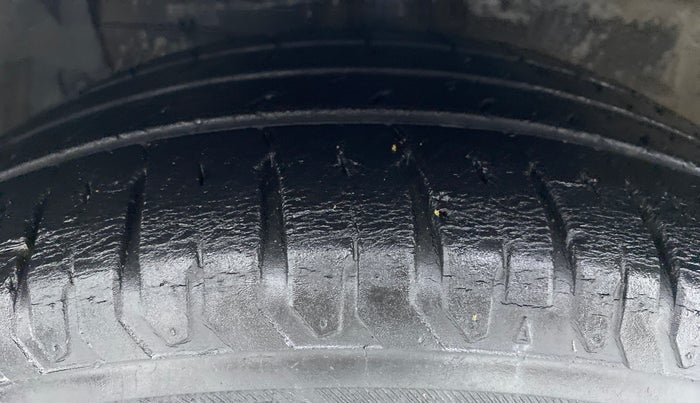 2016 Maruti Ciaz VDI+ SHVS, Diesel, Manual, 88,735 km, Left Front Tyre Tread