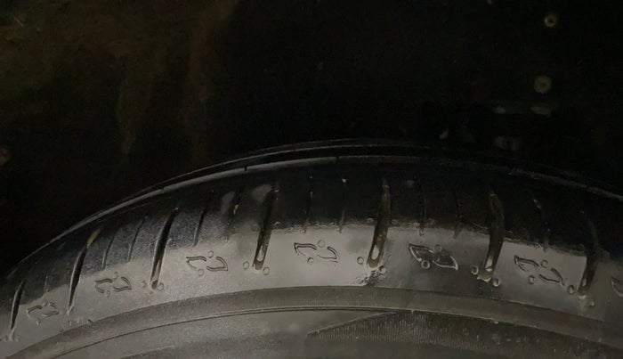 2022 Mahindra XUV700 AX 5 P MT 7 STR, Petrol, Manual, 59,885 km, Left Rear Tyre Tread