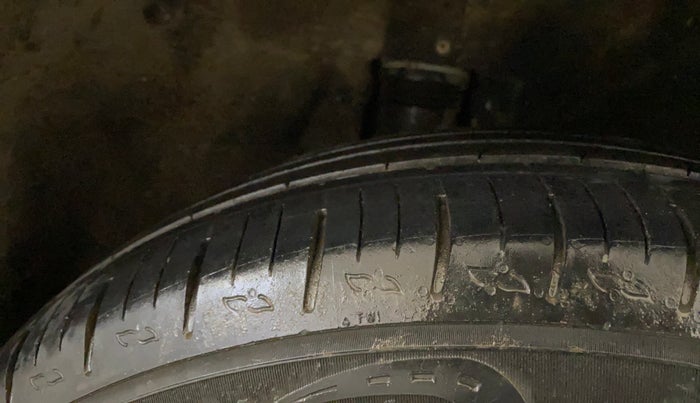 2022 Mahindra XUV700 AX 5 P MT 7 STR, Petrol, Manual, 59,885 km, Right Rear Tyre Tread