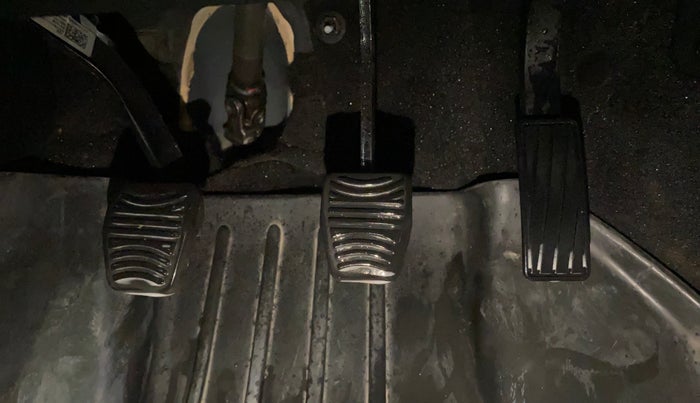 2022 Mahindra XUV700 AX 5 P MT 7 STR, Petrol, Manual, 59,885 km, Pedals