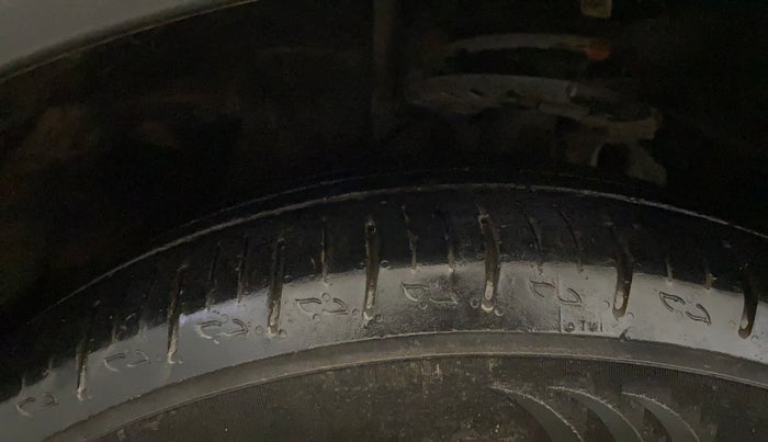 2022 Mahindra XUV700 AX 5 P MT 7 STR, Petrol, Manual, 59,885 km, Left Front Tyre Tread