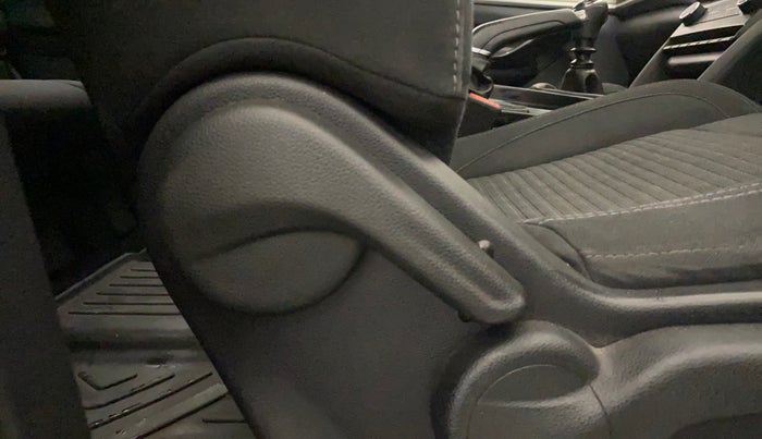 2022 Mahindra XUV700 AX 5 P MT 7 STR, Petrol, Manual, 59,885 km, Driver Side Adjustment Panel