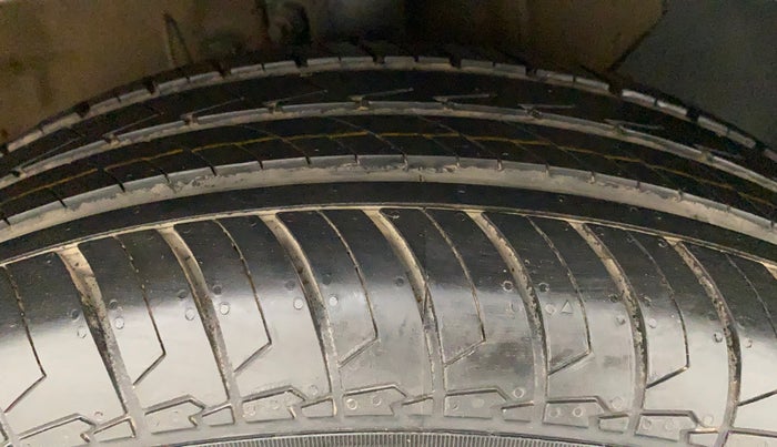2018 Hyundai Verna 1.4 EX PETROL, Petrol, Manual, 64,469 km, Right Front Tyre Tread