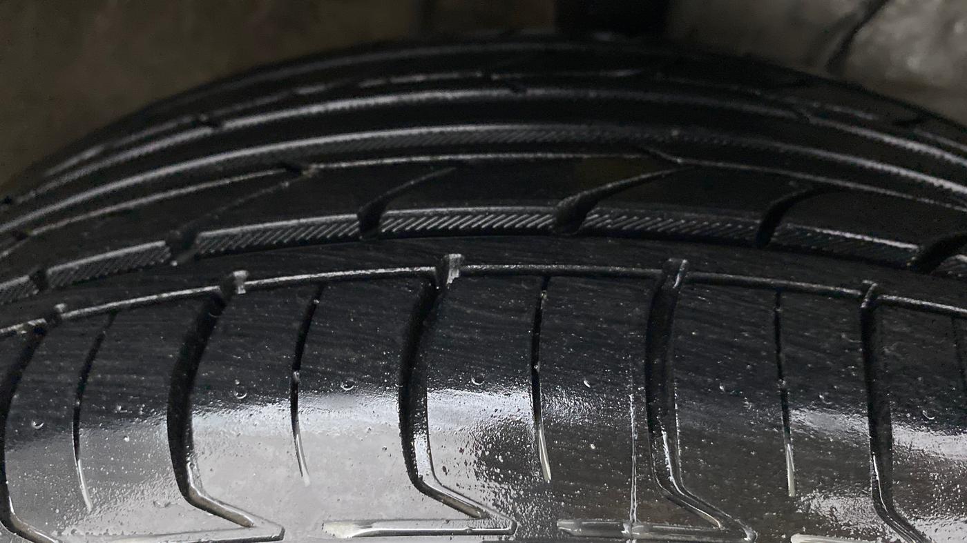 2015 Toyota Etios Liva VX, Petrol, Manual, 62,419 km, Right Front Tyre Tread