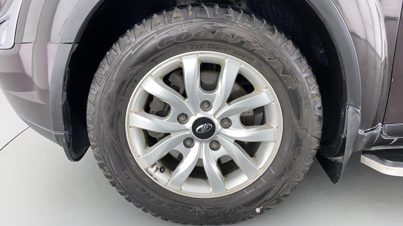 2016 Mahindra XUV500 W10 FWD, Diesel, Manual, 79,195 km, Left Front Wheel