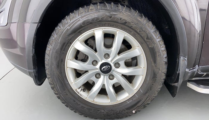 2016 Mahindra XUV500 W10 FWD, Diesel, Manual, 79,195 km, Left Front Wheel