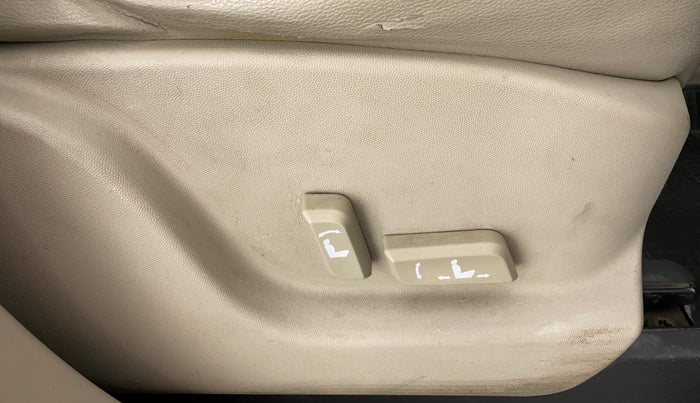 2016 Mahindra XUV500 W10 FWD, Diesel, Manual, 79,195 km, Driver Side Adjustment Panel