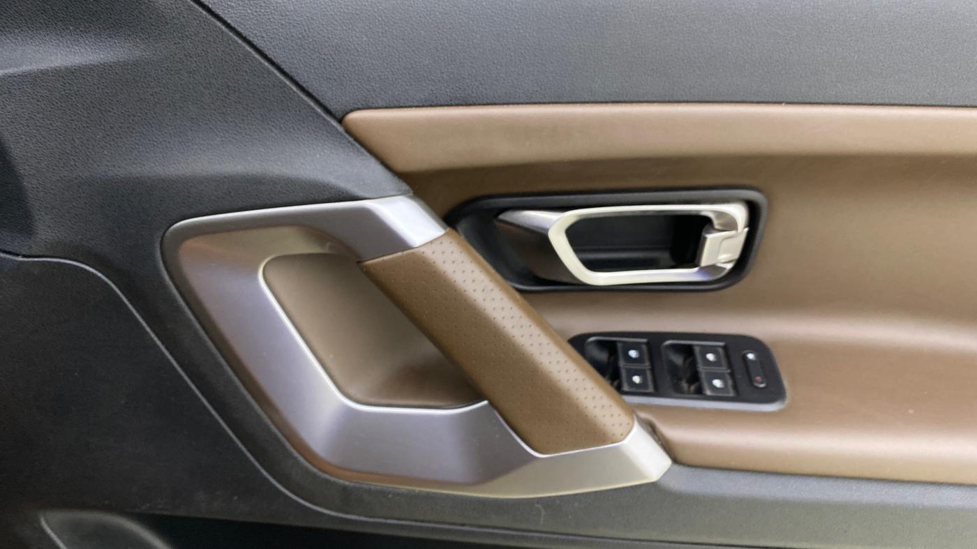 2019 Tata Harrier XZ 2.0L, Diesel, Manual, 1,19,262 km, Driver Side Door Panels Control