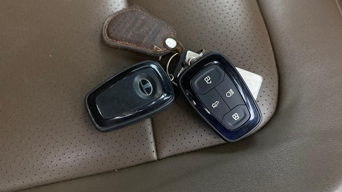 2019 Tata Harrier XZ 2.0L, Diesel, Manual, 1,19,262 km, Key Close Up