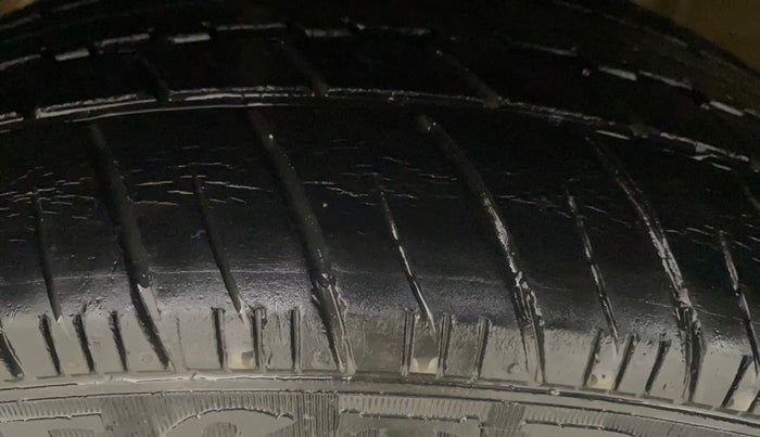 2018 Mahindra KUV 100 NXT K8 P 6 STR, Petrol, Manual, 83,476 km, Left Front Tyre Tread