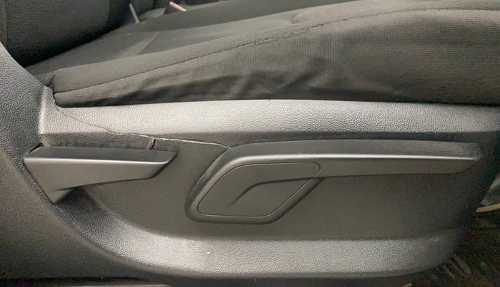 2018 Mahindra KUV 100 NXT K8 P 6 STR, Petrol, Manual, 83,476 km, Driver Side Adjustment Panel