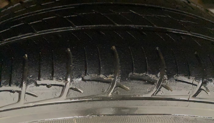 2018 Mahindra KUV 100 NXT K8 P 6 STR, Petrol, Manual, 83,476 km, Right Rear Tyre Tread