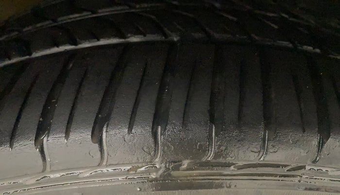 2018 Mahindra KUV 100 NXT K8 P 6 STR, Petrol, Manual, 83,476 km, Right Front Tyre Tread