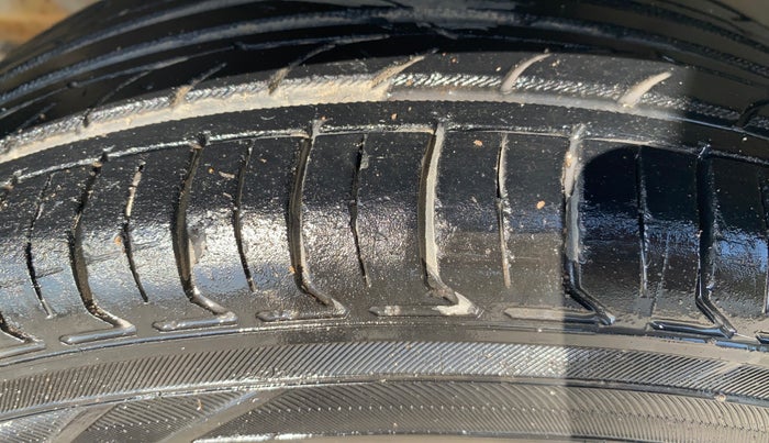 2017 Hyundai Grand i10 SPORTZ 1.2 KAPPA VTVT, Petrol, Manual, 80,359 km, Left Front Tyre Tread