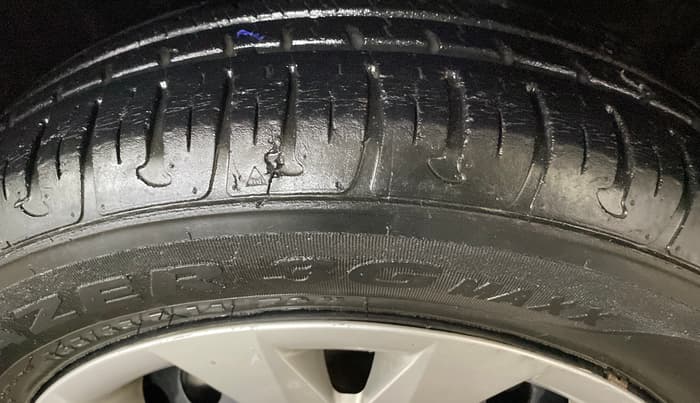2016 Hyundai Grand i10 SPORTZ 1.2 KAPPA VTVT, Petrol, Manual, 26,750 km, Right Front Tyre Tread