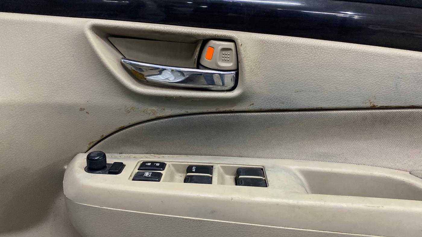 2015 Maruti Ciaz ZXI AT, Petrol, Automatic, 55,555 km, Driver Side Door Panels Control