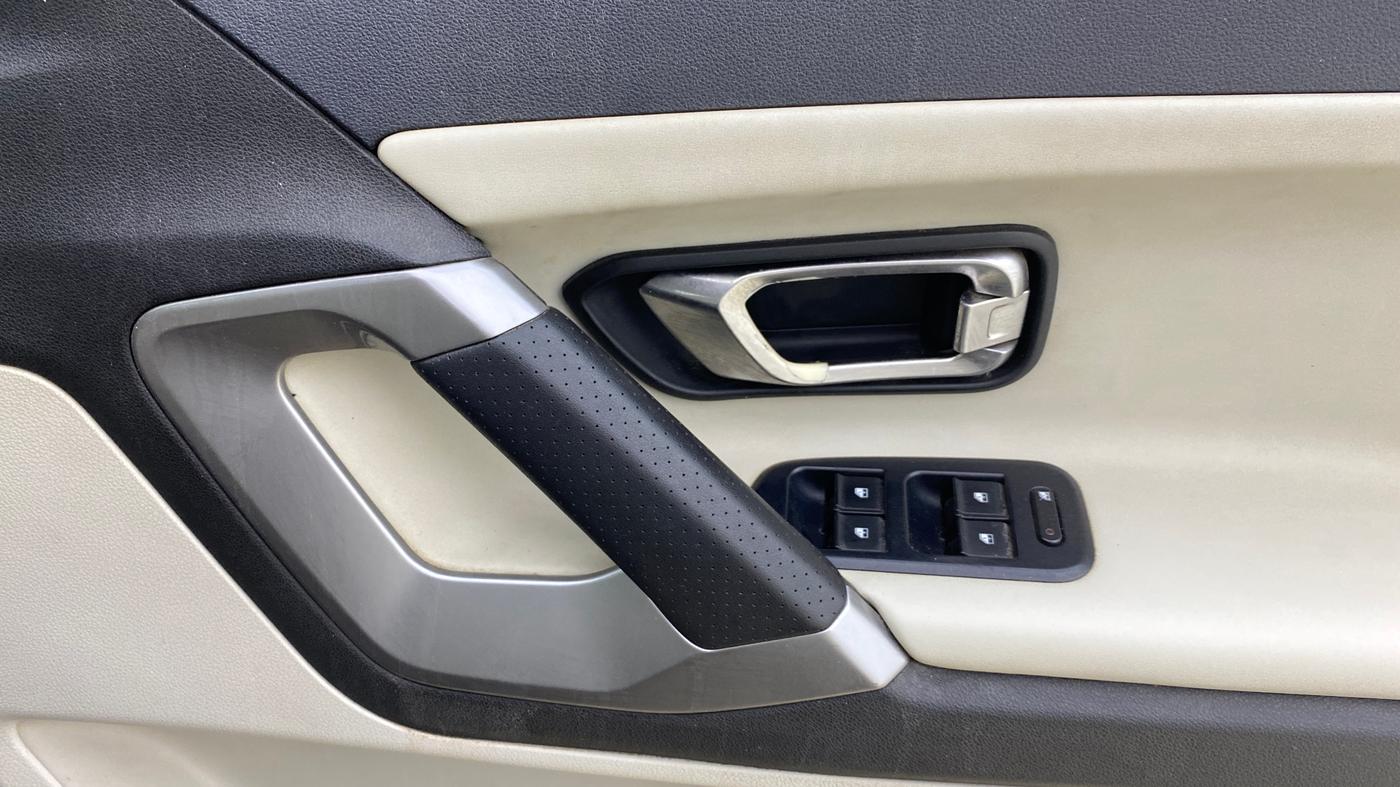 2021 Tata Safari XZA PLUS, Diesel, Automatic, 1,31,793 km, Driver Side Door Panels Control