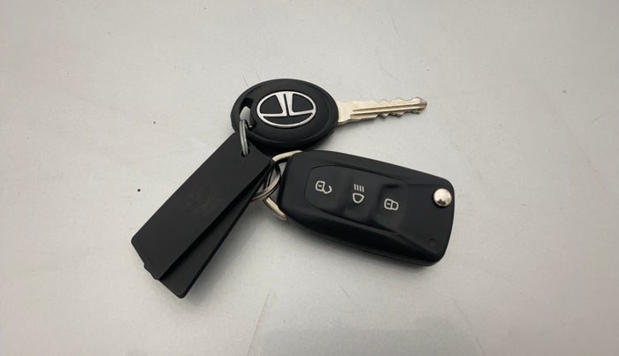 2017 Tata Tiago XZ PETROL, Petrol, Manual, 25,967 km, Key Close Up
