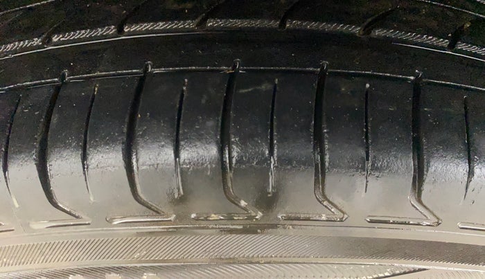 2019 Nissan Kicks XV PREMIUM O DUAL TONE DIESEL, Diesel, Manual, 1,16,212 km, Right Rear Tyre Tread