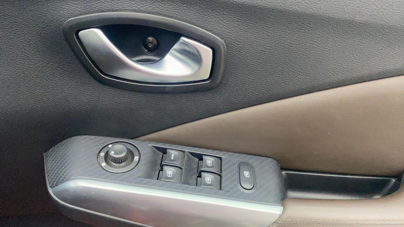 2019 Nissan Kicks XV PREMIUM O DUAL TONE DIESEL, Diesel, Manual, 1,16,304 km, Driver Side Door Panels Control