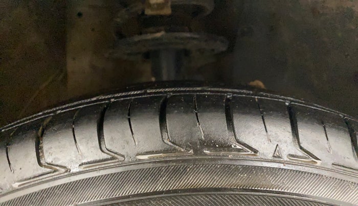 2019 Maruti Swift VXI, CNG, Manual, 70,799 km, Right Front Tyre Tread