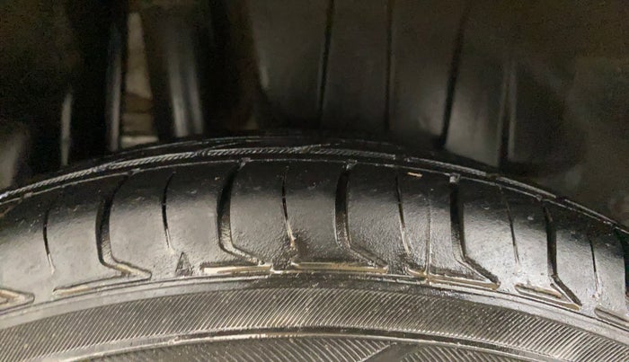 2019 Maruti Swift VXI, CNG, Manual, 70,799 km, Right Rear Tyre Tread