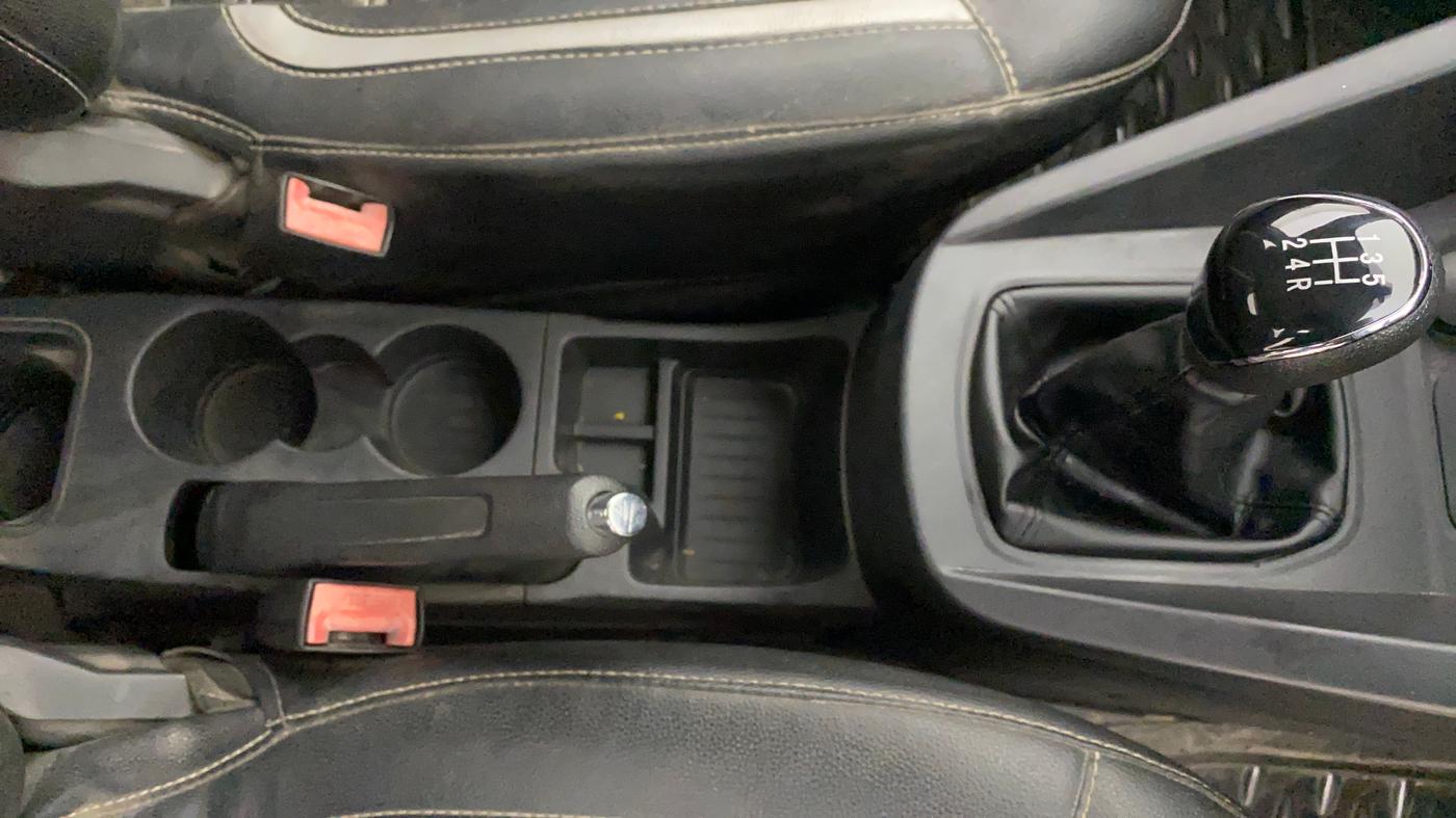 2016 Ford New Figo TITANIUM 1.2 PETROL MT, Petrol, Manual, 1,12,022 km, Gear Lever