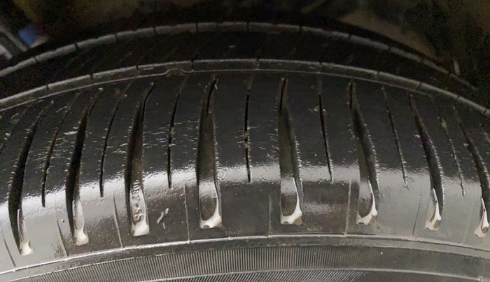 2013 Maruti Swift Dzire VXI, Petrol, Manual, 55,225 km, Left Front Tyre Tread